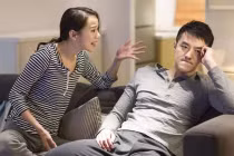 Mua quà tặng mẹ chồng nhưng vừa quay đi bà đã ném vào thùng rác