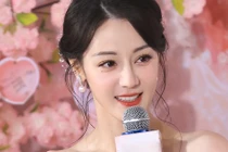 Địch Lệ Nhiệt Ba được hàng nghìn người săn đón