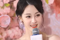 Địch Lệ Nhiệt Ba được hàng nghìn người săn đón