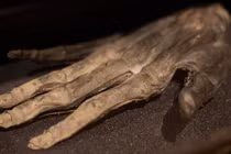 Kinh dị "bùa may mắn" giúp kẻ trộm tàng hình, đóng băng chủ nhà