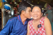 Người đàn ông lấy vợ hơn 30 tuổi bất chấp sự chê cười