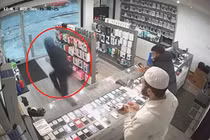 Vào cửa hàng điện thoại cướp giật, thanh niên vội quay lại trả vì...