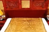 Chiếc chăn liệm của hoàng đế Càn Long ẩn chứa bí mật gì? 