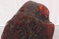 Khối hổ phách nặng khoảng 3,5 kg dùng để chặn cửa nhiều năm