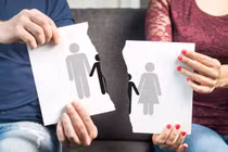 Mang băng rôn đến đám cưới chồng cũ để chúc phúc