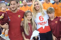 Totti cặp kè người đẹp giống vợ cũ