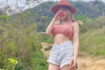 Cô gái xinh diện đồ ngắn đi dép lê leo núi bị chê “lạc quẻ“