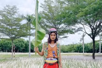 Mạc Văn Khoa hài hước cosplay Đen Vâu phong cách “cây nhà lá vườn” 