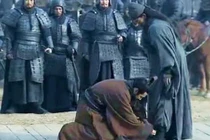 Cả đời Tào Tháo chỉ quỳ gối mang giày cho đúng 1 người