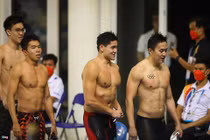 Fan nữ chờ hàng giờ để chụp ảnh cùng VĐV bơi người Thái Lan