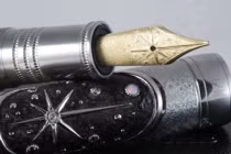 Bút làm từ ‘sắt của trời’ hơn 4 tỷ năm ,quý hơn kim cương