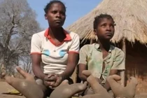 Bí ẩn về bộ tộc “đà điểu": Không thể đi giày vì thiếu ngón chân!