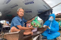 Đi thuyền ra bãi giữa sông Hồng tặng gạo cho người khó khăn