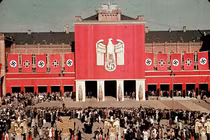 Sốc với cách chính quyền trùm phát xít Hitler phô trương quyền lực