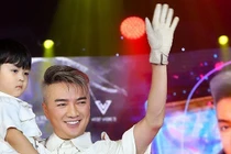 Ca sĩ Đàm Vĩnh Hưng vô tình lộ “nét nhà quê” bên con trai nhỏ