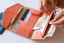 Lựa chọn ví theo mệnh giúp gia chủ phát tài, tiền cạn lại đầy