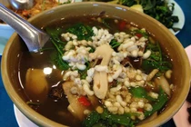 Súp trứng kiến của người Lào mùi kỳ lạ, du khách không dám ăn