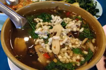 Súp trứng kiến của người Lào mùi kỳ lạ, du khách không dám ăn