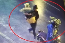 2 thanh niên đi xe máy trộm hoa Tết