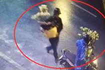 2 thanh niên đi xe máy trộm hoa Tết