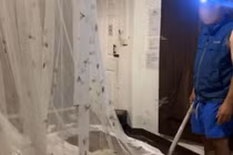  Vừa mở cửa phòng khách sạn, 2 cô gái chứng kiến cảnh đáng sợ