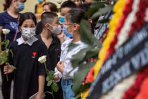 Nhiều học sinh mang hoa hồng trắng tiễn bạn qua đời trong vụ cháy 