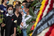 Nhiều học sinh mang hoa hồng trắng tiễn bạn qua đời trong vụ cháy 