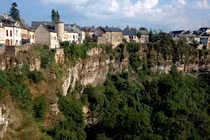 “Dựng tóc gáy” thị trấn nằm chênh vênh trên đỉnh núi hình móng ngựa