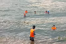 Thủy điện Hòa Bình xả lũ, người dân vẫn đi tắm sông Đà 