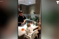 Clip: Ông bố là bartender dùng kỹ năng điêu luyện pha sữa cho con 