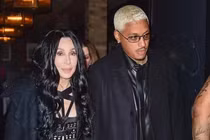 Ở tuổi U80, nữ danh ca Cher thừa nhận yêu chàng trai 36 tuổi