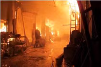 Cháy chợ kinh hoàng, 100 ki ốt bị thiêu rụi