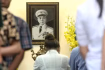 Xe kéo pháo hộ tống linh cữu Đại tướng tới Mũi Rồng