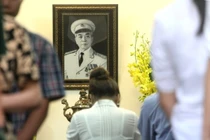 Xe kéo pháo hộ tống linh cữu Đại tướng tới Mũi Rồng