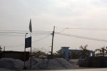 “Dân” lạ căng lều bạt quây kín công ty gas