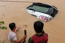 Cận cảnh vớt thi thể PGĐ Sở Công thương bị lũ cuốn