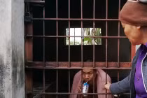 Mẹ già nuôi 3 con tâm thần, chịu tin đồn “ma ám”