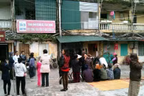 Dân phản ứng quá khích, cán bộ trốn trong nhà