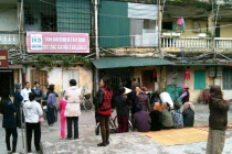 Dân phản ứng quá khích, cán bộ trốn trong nhà