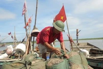 Siêu bão chưa xa, ngư dân vươn ra đánh cá