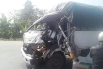 Xe tải nát đầu, lái xe thoát chết