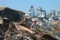 Cảnh tan hoang cháy 100 ki ốt, tiểu thương vớt vát “mò của“