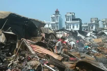 Cảnh tan hoang cháy 100 ki ốt, tiểu thương vớt vát “mò của“