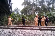 Mải nghe điện thoại, thiếu nữ bị tàu hỏa cán chết