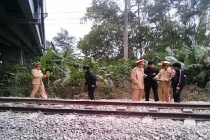 Mải nghe điện thoại, thiếu nữ bị tàu hỏa cán chết