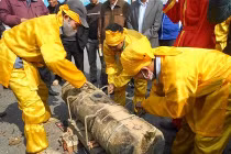 Chi tiết đúc trống đồng, súng thần công dâng Đại tướng