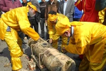 Chi tiết đúc trống đồng, súng thần công dâng Đại tướng