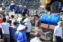 Toàn cảnh xô xát giữa dân và hàng trăm công nhân mỏ