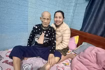 Cụ ông vô tư ngủ gật trong tiệc sinh nhật 100 tuổi