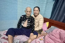 Cụ ông vô tư ngủ gật trong tiệc sinh nhật 100 tuổi